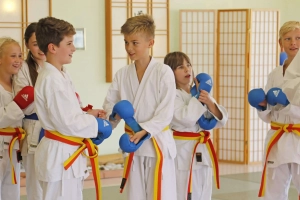 Karate auf kindgerechte Weise hilft Kindern Fähigkeiten wie Aufrichtigkeit, Kampfgeist und Disziplin sinnvoll zu entwickeln